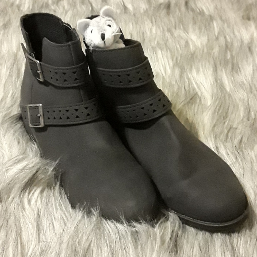 Buckle Ankle boots with zippers.